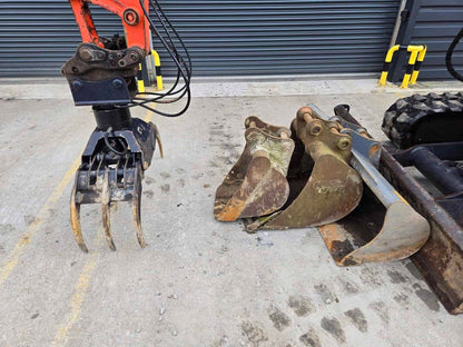 Miniexcavadora Kubota U48-4 de 5 t usada 2015 con 2420 h con pinza Intermercato