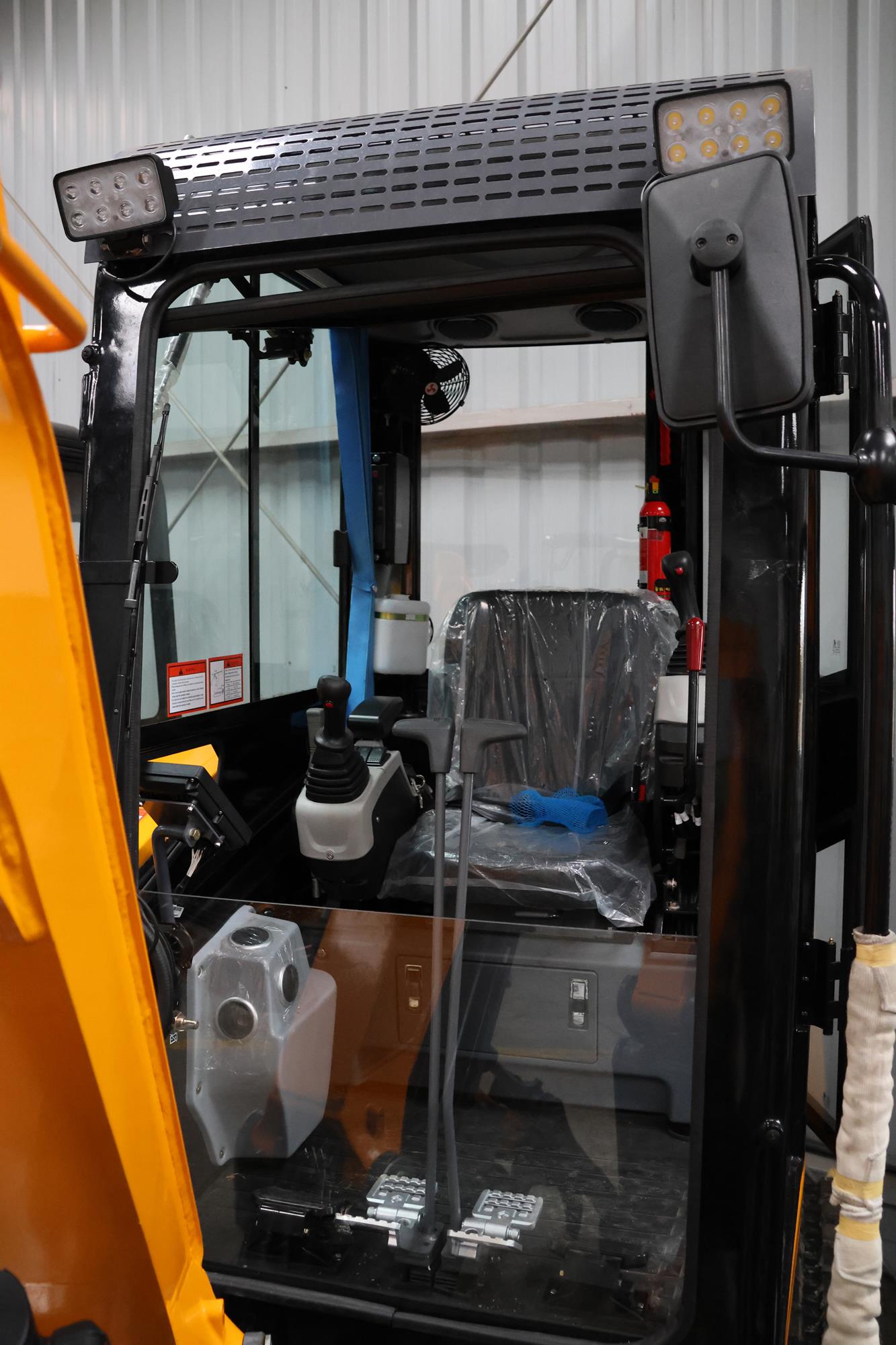Miniexcavadora APS KMZ 28 con brazo de torsión