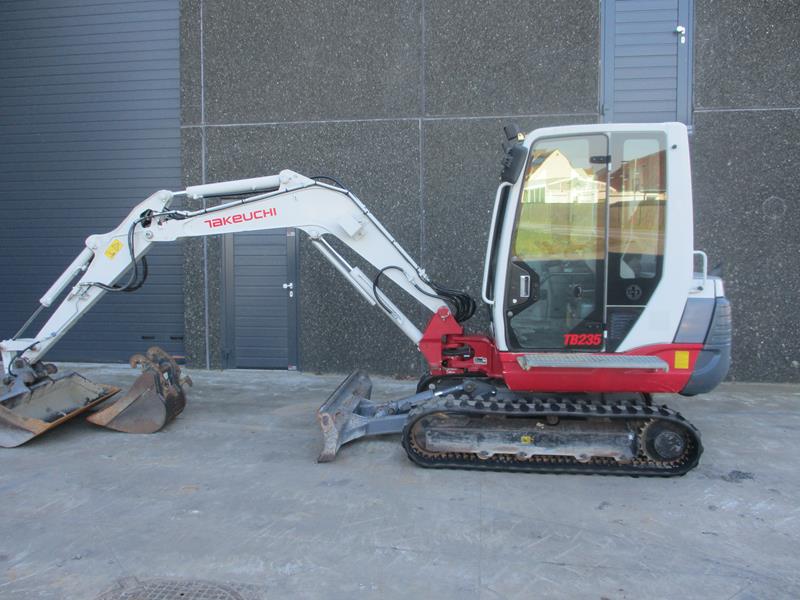 Miniexcavadora usada Takeuchi TB235 (2008) – 3,5T – Motor Yanmar 21,3 kw