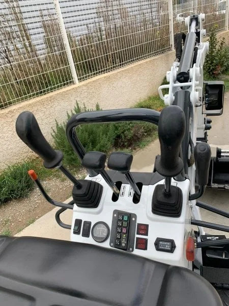 Miniexcavadora Bobcat E08 de 1,1 t de ocasión 2013 con enganche rápido y 3 cucharas