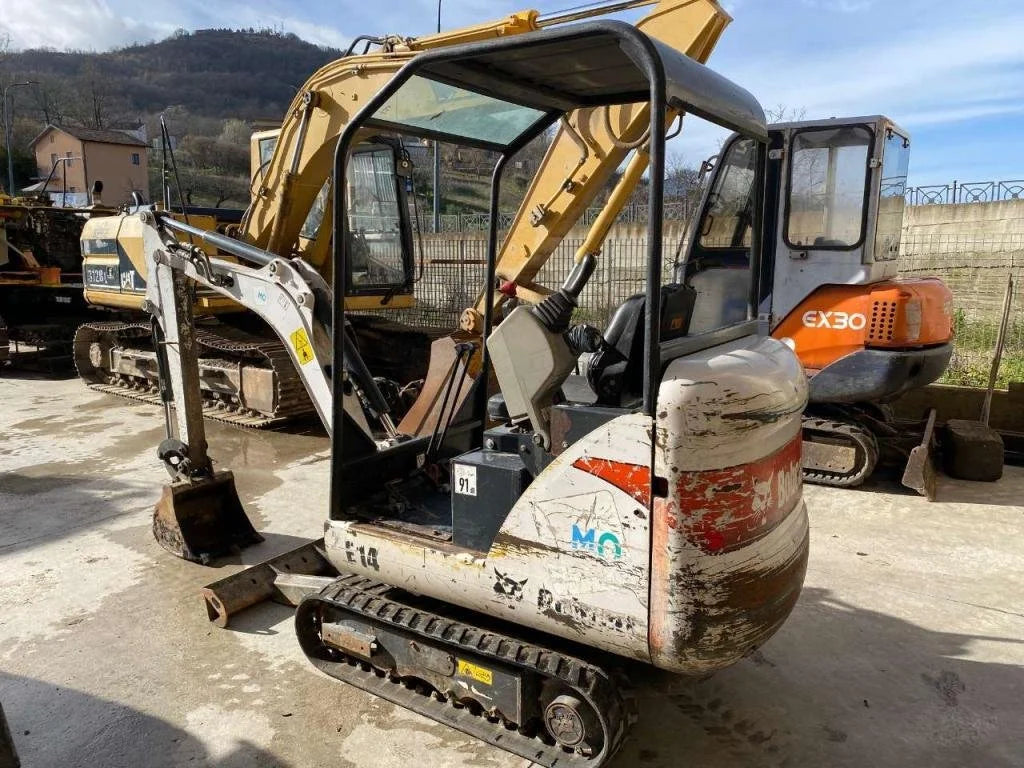 Miniexcavadora Bobcat E14 de 1,5 t de ocasión 2010 con martillo hidráulico, enganche rápido y 3 cucharas