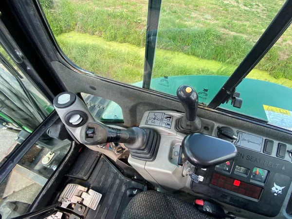 Miniexcavadora BOBCAT E55 de Ocasión – 5,7T (2012) Revisada con 3 Cucharas