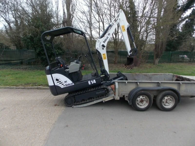 Miniexcavadora Bobcat E14 de 1,5 t de ocasión 2013 con pulgar hidráulico y remolque