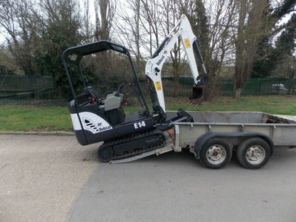 Miniexcavadora Bobcat E14 de 1,5 t de ocasión 2013 con pulgar hidráulico y remolque