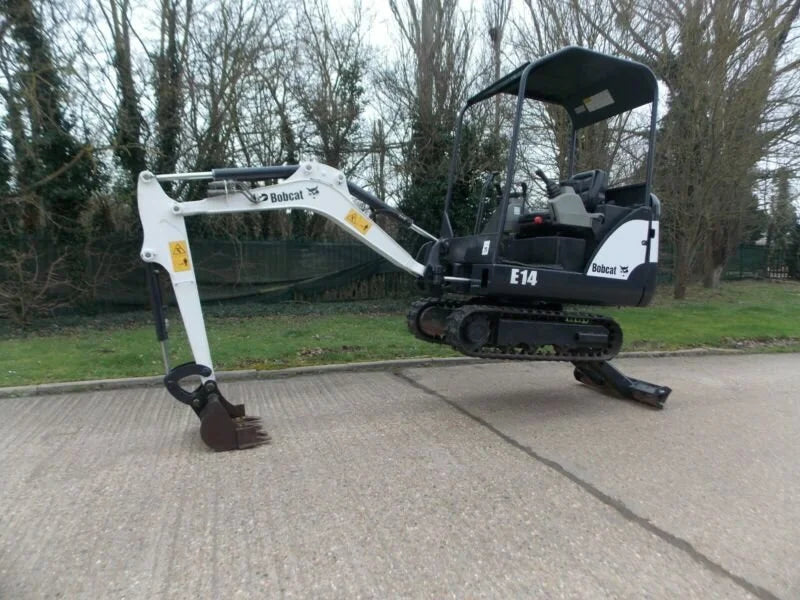 Miniexcavadora Bobcat E14 de 1,5 t de ocasión 2013 con pulgar hidráulico y remolque