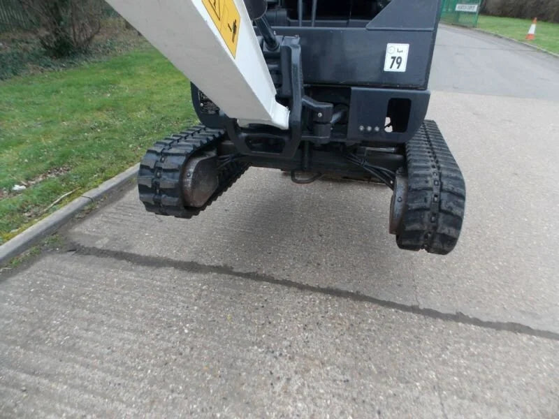 Miniexcavadora Bobcat E14 de 1,5 t de ocasión 2013 con pulgar hidráulico y remolque