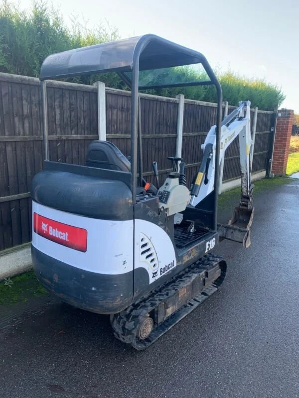 Miniexcavadora Bobcat E16 de 1,6 t de Ocasión 2014 con Chasis Extensible y 3 Cucharas