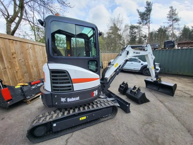 Miniexcavadora Bobcat E26 de 2,5 t de ocasión 2011 con chasis extensible y 3 cucharones
