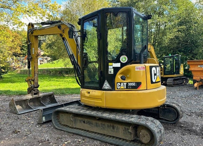 Miniexcavadora Caterpillar 305 E CR de 5 t usada de 2018 con 3502 h y cuchara de limpieza