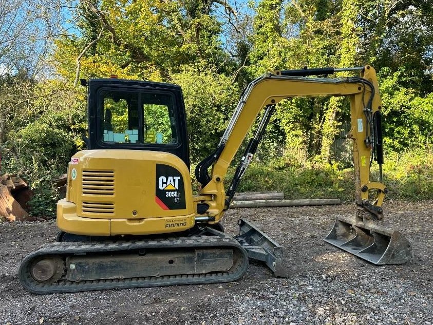 Miniexcavadora Caterpillar 305 E CR de 5 t usada de 2018 con 3502 h y cuchara de limpieza