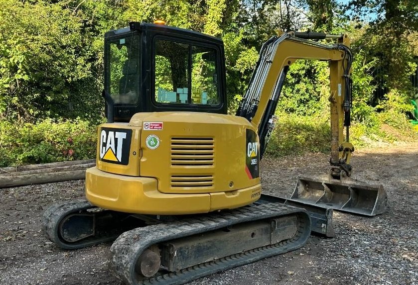 Miniexcavadora Caterpillar 305 E CR de 5 t usada de 2018 con 3502 h y cuchara de limpieza