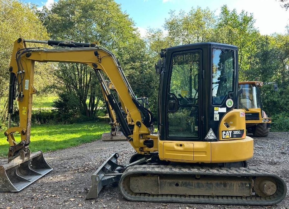 Miniexcavadora Caterpillar 305 E CR de 5 t usada de 2018 con 3502 h y cuchara de limpieza