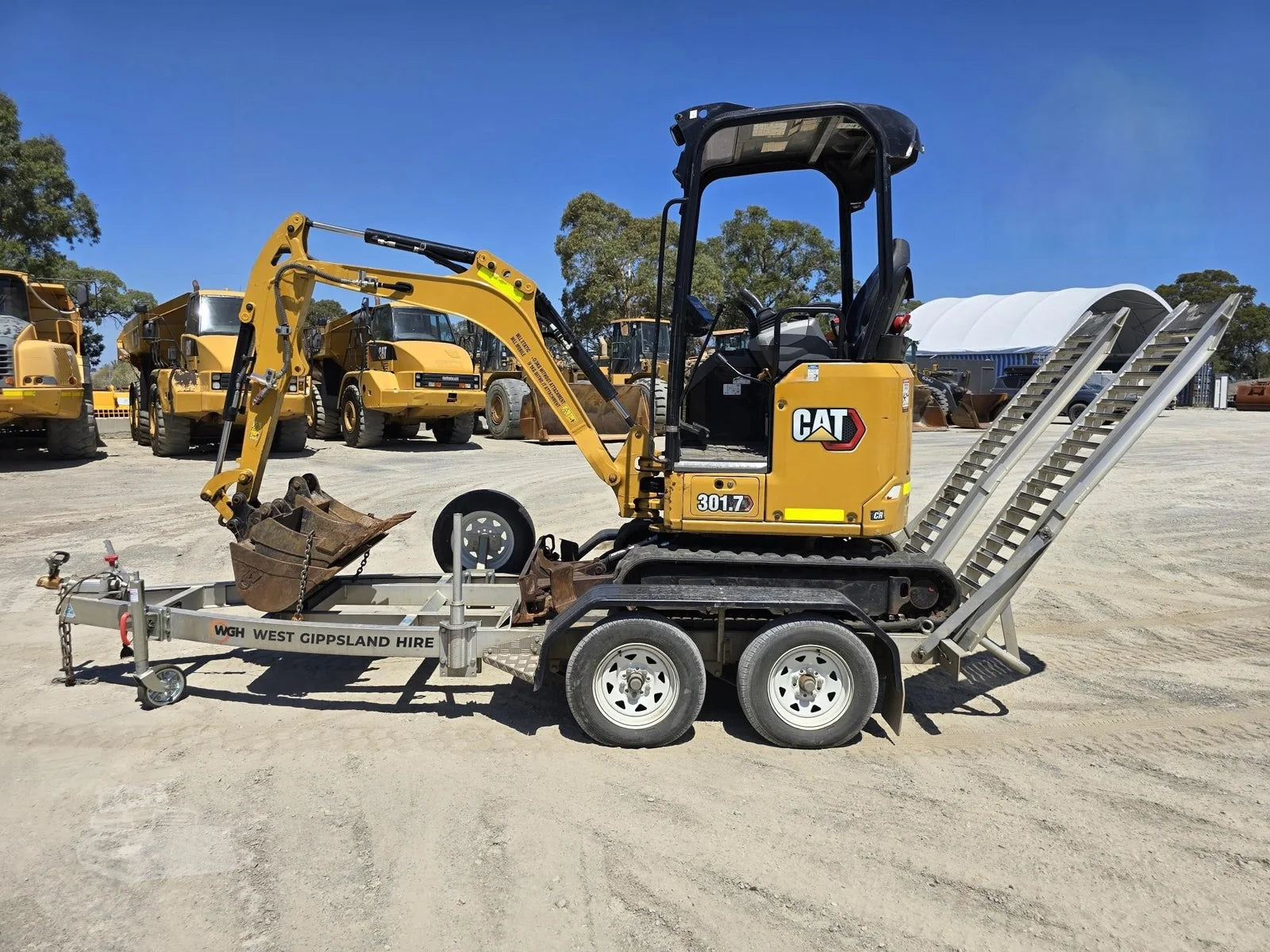 Miniexcavadora Caterpillar 301.7CR de 1,8 t de ocasión 2021 con 3 cucharas y remolque
