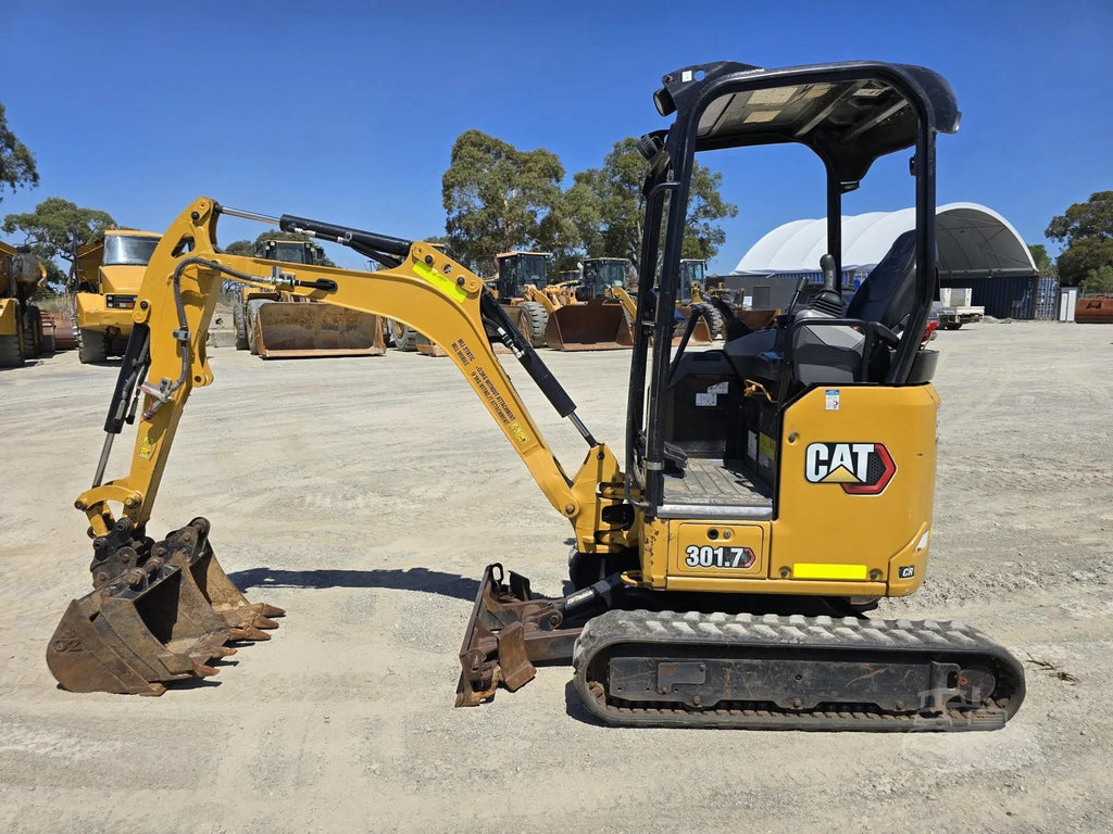Miniexcavadora Caterpillar 301.7CR de 1,8 t de ocasión 2021 con 3 cucharas y remolque