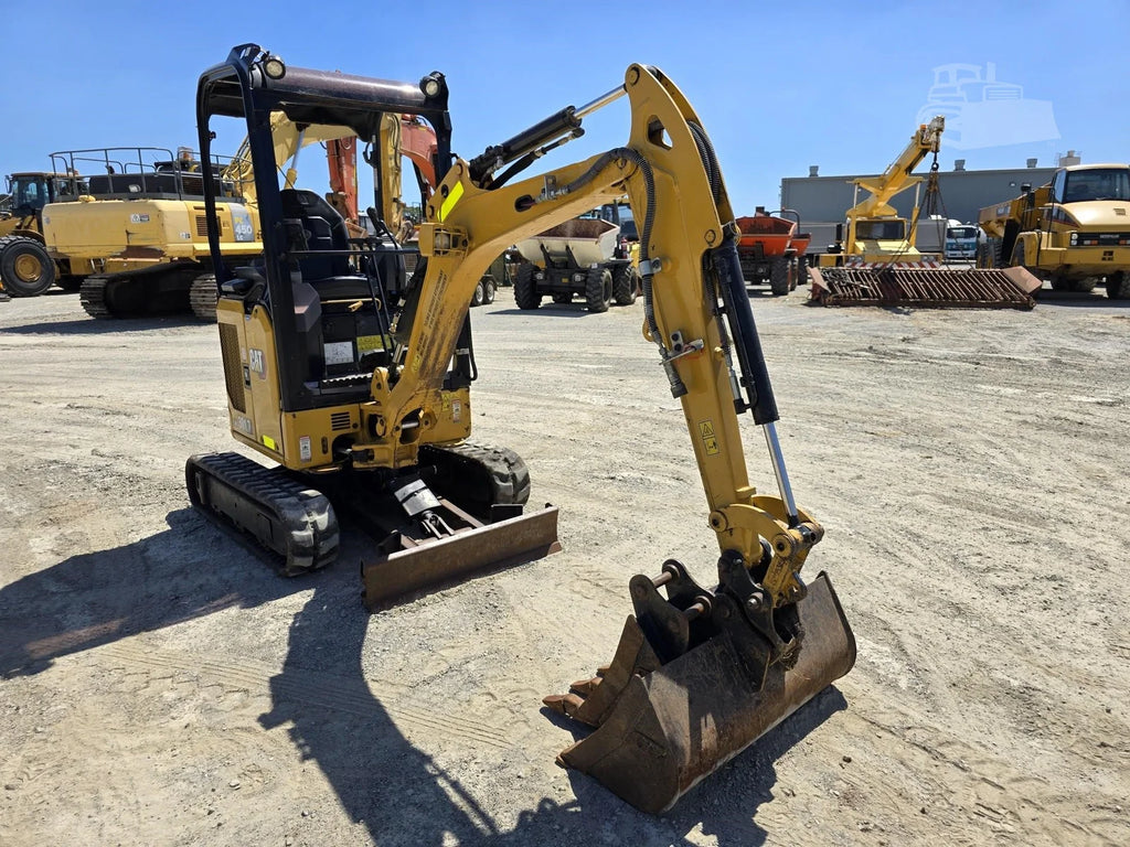 Miniexcavadora Caterpillar 301.7CR de 1,8 t de ocasión 2021 con 3 cucharas y remolque
