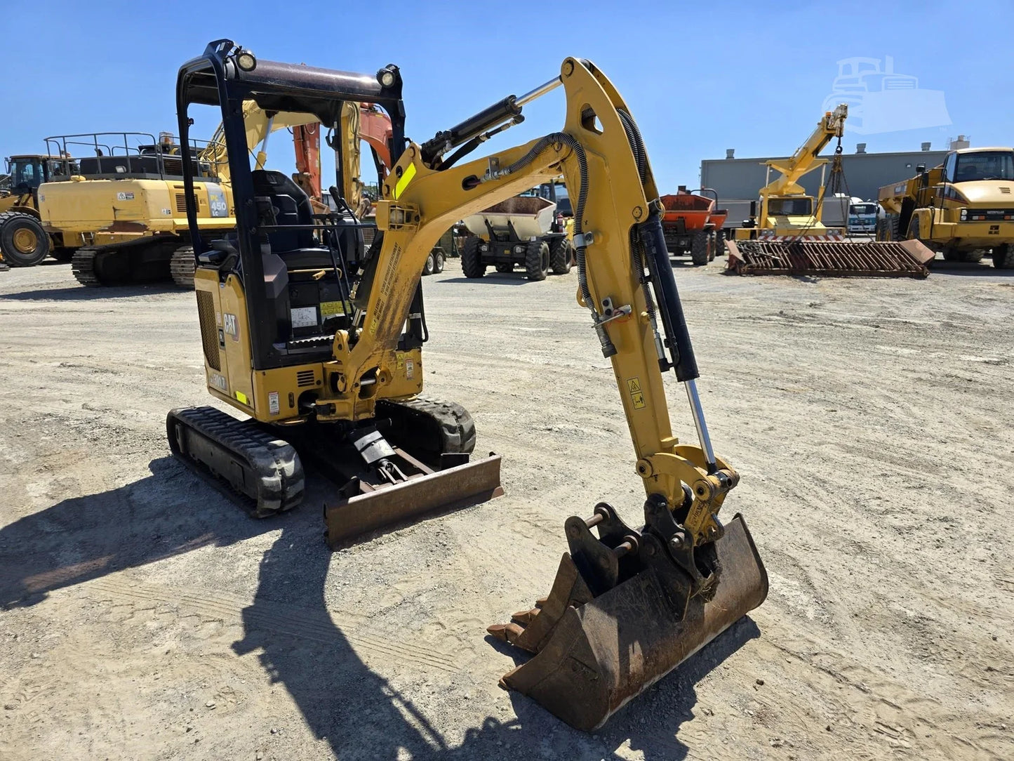 Miniexcavadora Caterpillar 301.7CR de 1,8 t de ocasión 2021 con 3 cucharas y remolque