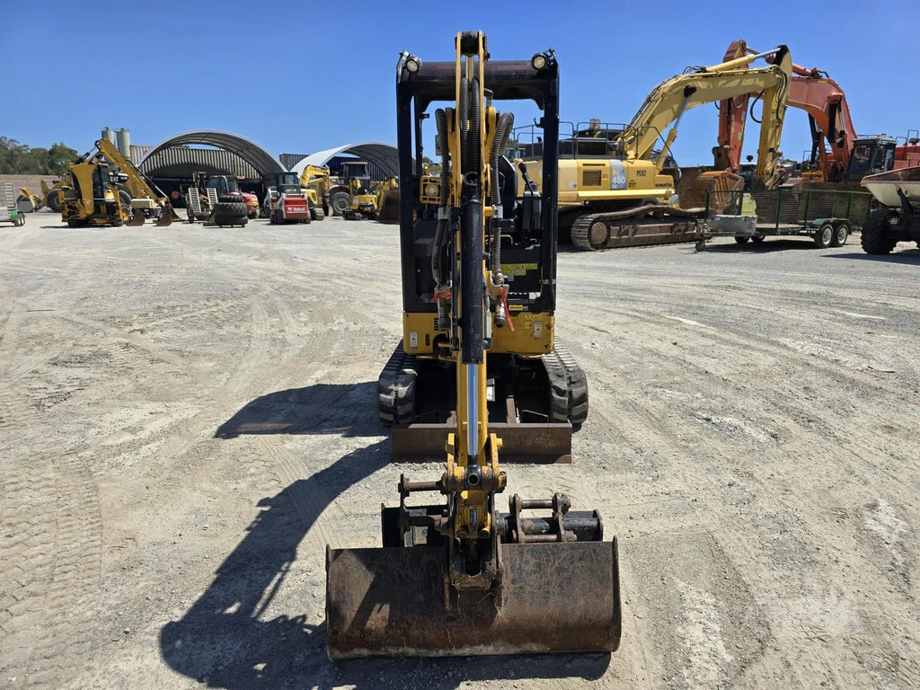 Miniexcavadora Caterpillar 301.7CR de 1,8 t de ocasión 2021 con 3 cucharas y remolque