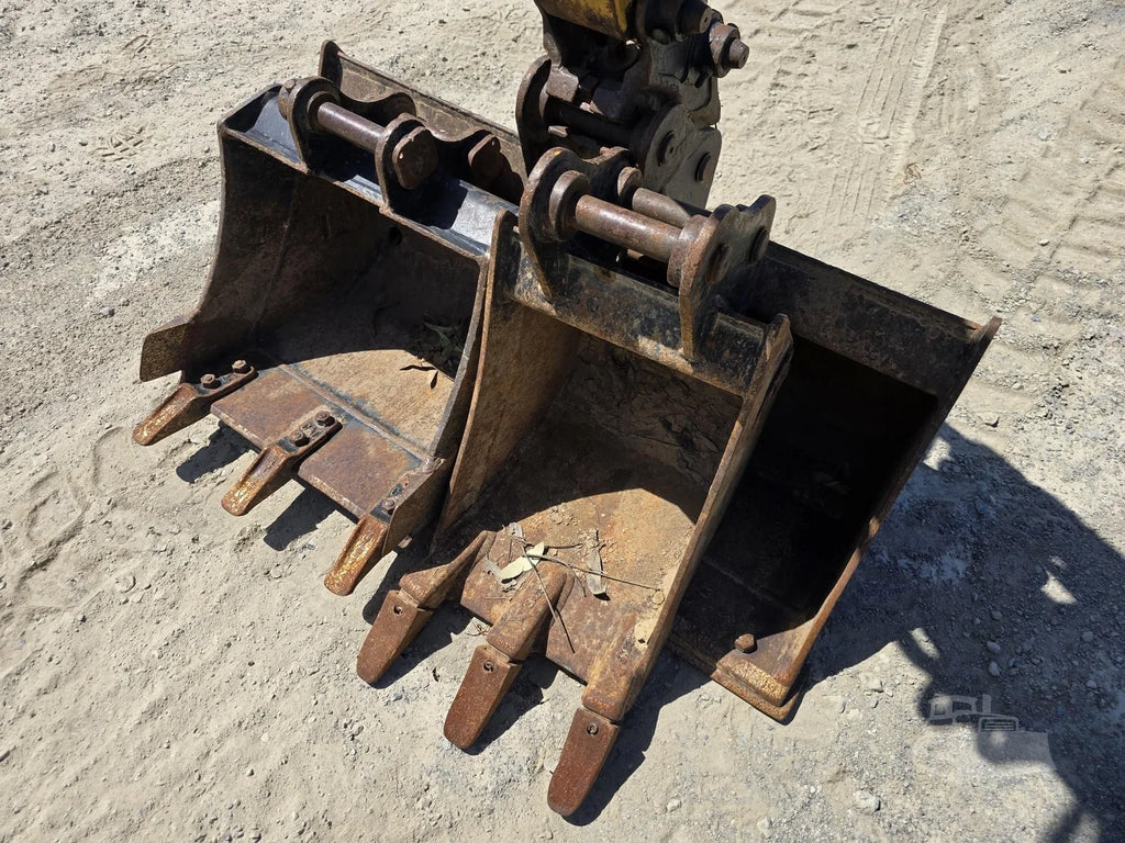 Miniexcavadora Caterpillar 301.7CR de 1,8 t de ocasión 2021 con 3 cucharas y remolque