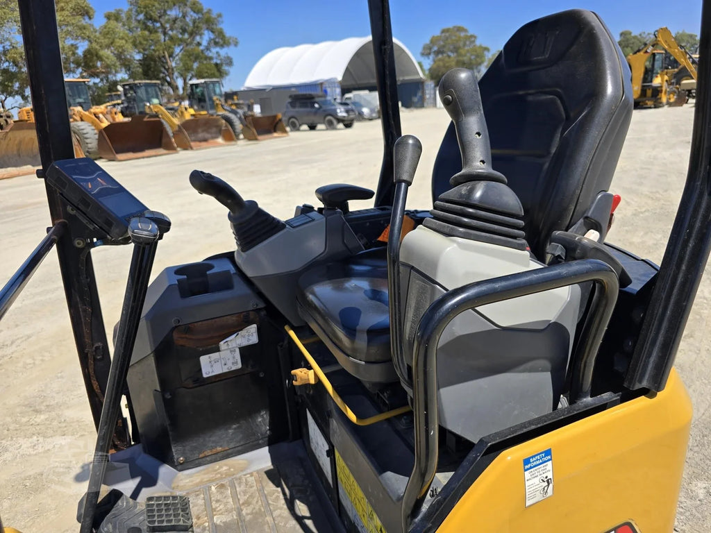 Miniexcavadora Caterpillar 301.7CR de 1,8 t de ocasión 2021 con 3 cucharas y remolque