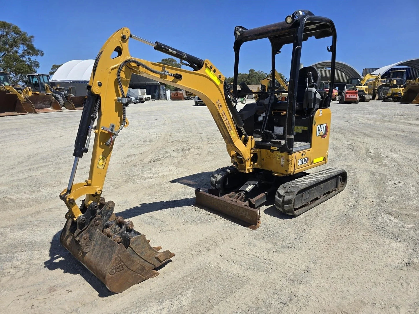 Miniexcavadora Caterpillar 301.7CR de 1,8 t de ocasión 2021 con 3 cucharas y remolque