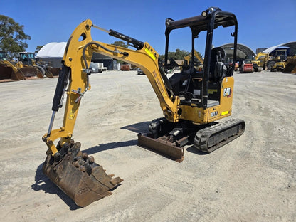 Miniexcavadora Caterpillar 301.7CR de 1,8 t de ocasión 2021 con 3 cucharas y remolque