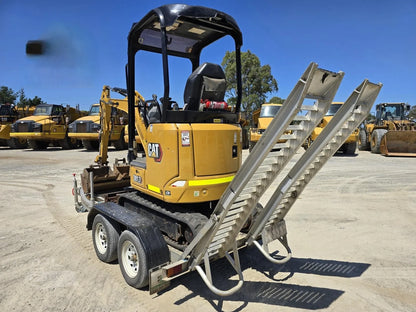 Miniexcavadora Caterpillar 301.7CR de 1,8 t de ocasión 2021 con 3 cucharas y remolque