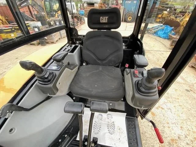 Miniexcavadora Caterpillar 302.7D de 2,7 t usada 2013 con martillo hidráulico, remolque y 4 cucharones