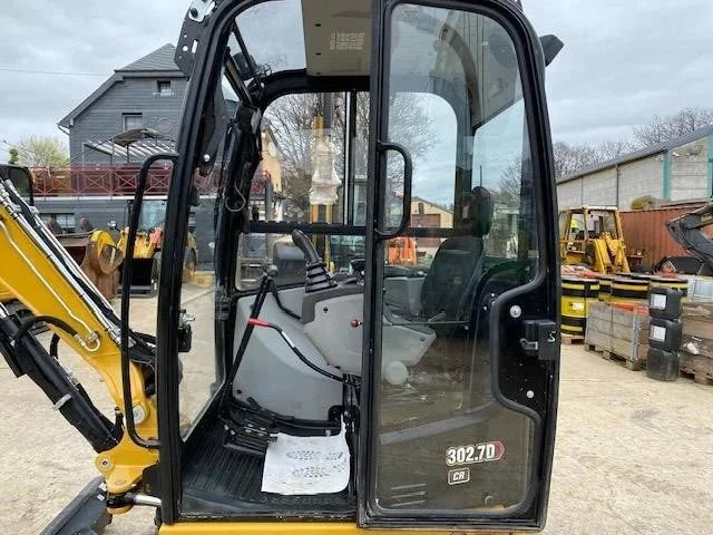 Miniexcavadora Caterpillar 302.7D de 2,7 t usada 2013 con martillo hidráulico, remolque y 4 cucharones