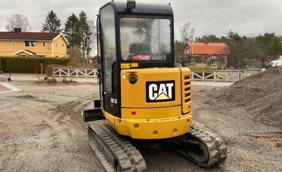Miniexcavadora Caterpillar 302.7D de 2,7 t usada 2013 con martillo hidráulico, remolque y 4 cucharones