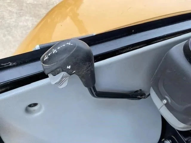 Miniexcavadora Caterpillar 302.7D de 2,7 t usada 2013 con martillo hidráulico, remolque y 4 cucharones