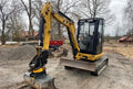 Miniexcavadora Caterpillar 302.7D de 2,7 t usada 2013 con martillo hidráulico, remolque y 4 cucharones