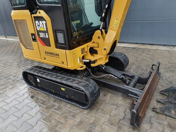 Miniexcavadora Caterpillar 301.6 de 1,8 t usada 2019 con 1.870 h y enganche Lehnhoff