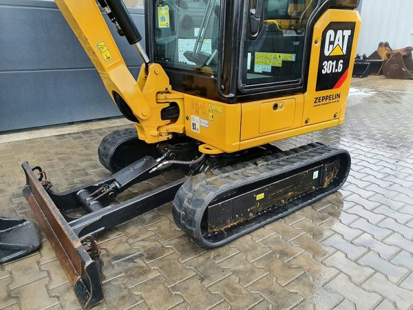 Miniexcavadora Caterpillar 301.6 de 1,8 t usada 2019 con 1.870 h y enganche Lehnhoff