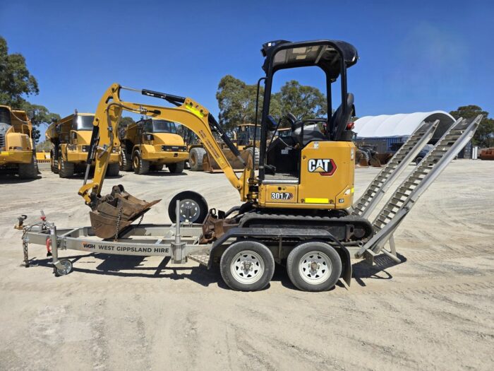 Miniexcavadora Caterpillar 301.7CR de Ocasión – 1,8T (2021) con 3 Cucharas y Remolque