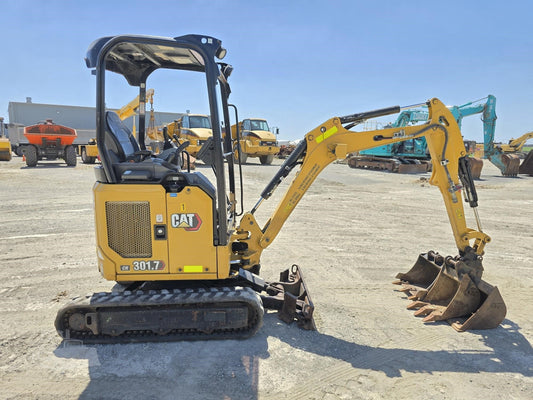 Miniexcavadora Caterpillar 301.7CR de Ocasión – 1,8T (2021) con 3 Cucharas y Remolque