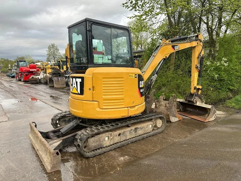Miniexcavadora Caterpillar 303.5E CR de 3,58 t usada 2013 con 5.555 h y 3 cucharones