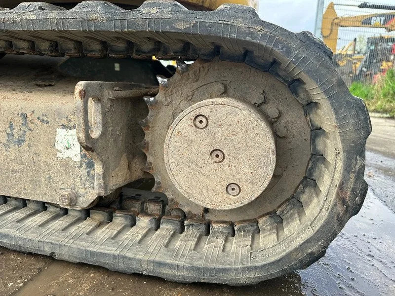 Miniexcavadora Caterpillar 303.5E CR de 3,58 t usada 2013 con 5.555 h y 3 cucharones