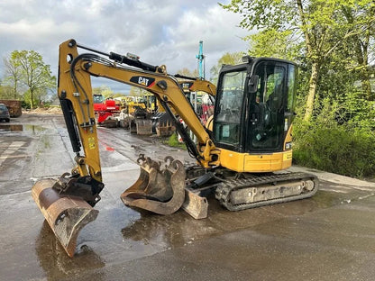 Miniexcavadora Caterpillar 303.5E CR de 3,58 t usada 2013 con 5.555 h y 3 cucharones