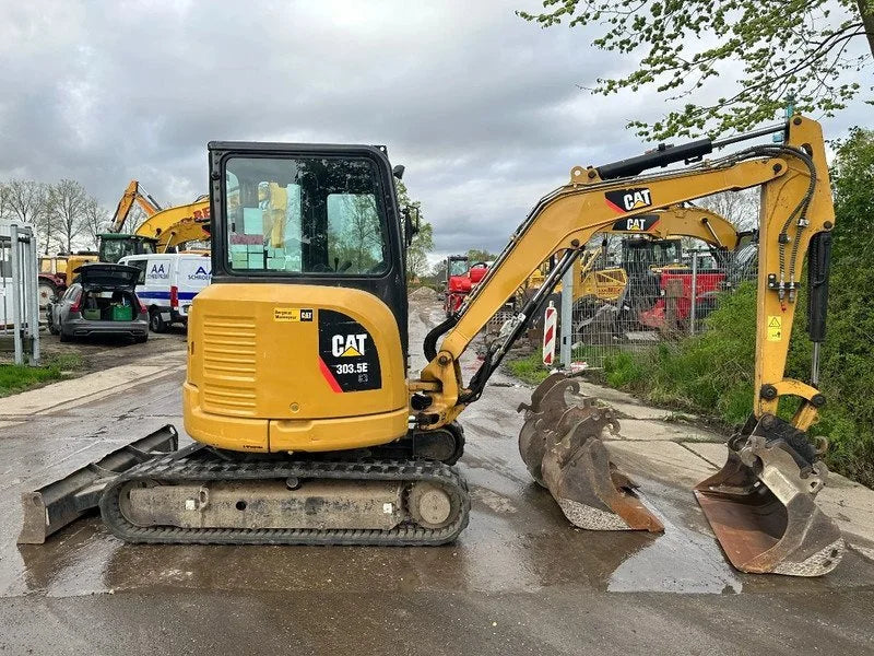 Miniexcavadora Caterpillar 303.5E CR de 3,58 t usada 2013 con 5.555 h y 3 cucharones