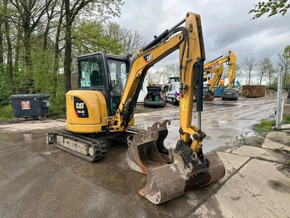 Miniexcavadora Caterpillar 303.5E CR de 3,58 t usada 2013 con 5.555 h y 3 cucharones