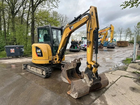Miniexcavadora Caterpillar 303.5E CR de 3,58 t usada 2013 con 5.555 h y 3 cucharones