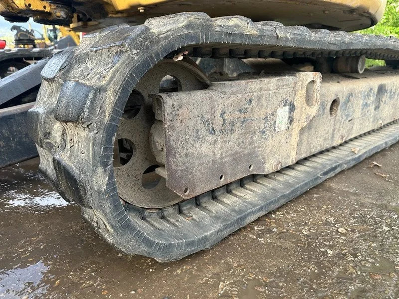 Miniexcavadora Caterpillar 303.5E CR de 3,58 t usada 2013 con 5.555 h y 3 cucharones