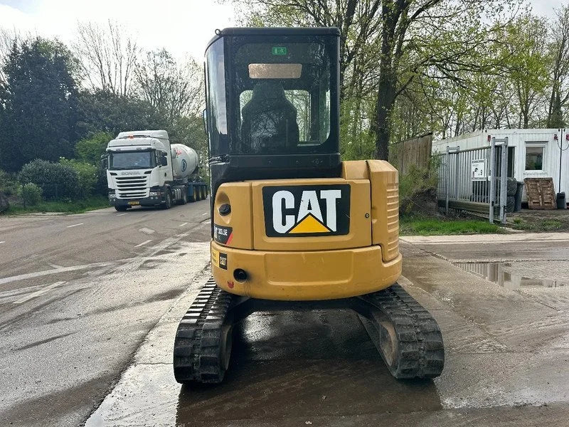 Miniexcavadora Caterpillar 303.5E CR de 3,58 t usada 2013 con 5.555 h y 3 cucharones