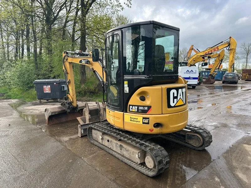 Miniexcavadora Caterpillar 303.5E CR de 3,58 t usada 2013 con 5.555 h y 3 cucharones