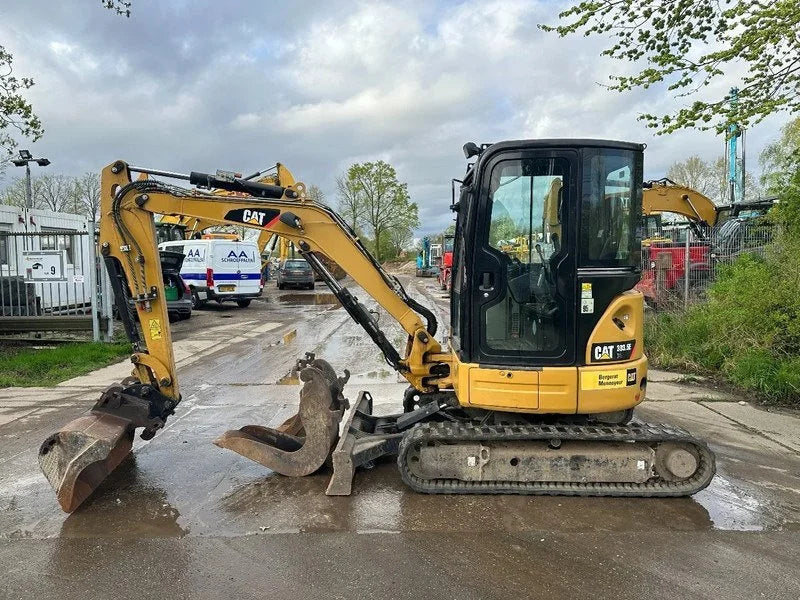 Miniexcavadora Caterpillar 303.5E CR de 3,58 t usada 2013 con 5.555 h y 3 cucharones