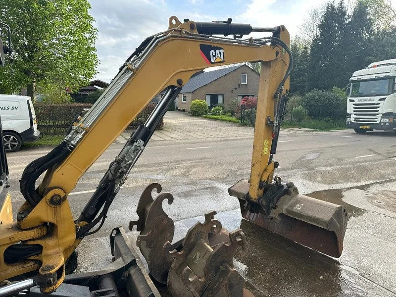 Miniexcavadora Caterpillar 303.5E CR de 3,58 t usada 2013 con 5.555 h y 3 cucharones