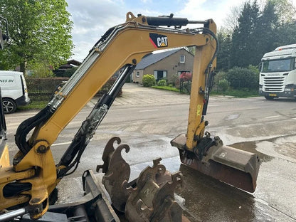 Miniexcavadora Caterpillar 303.5E CR de 3,58 t usada 2013 con 5.555 h y 3 cucharones