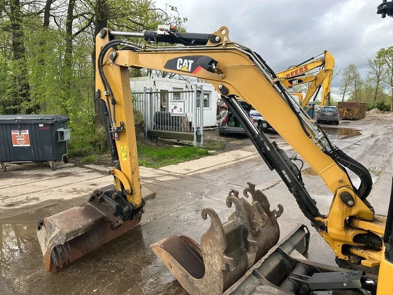 Miniexcavadora Caterpillar 303.5E CR de 3,58 t usada 2013 con 5.555 h y 3 cucharones