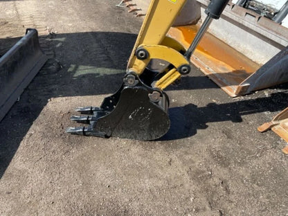 Miniexcavadora Caterpillar 303.5ECR 3,5 t usada 2015 cabina con aire acondicionado con 3 cucharas