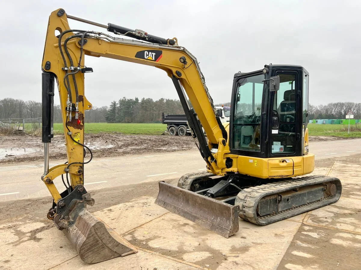 Miniexcavadora Caterpillar 305.5E2 CR de 5,2 t usada del 2018 con 3692 h y 3 cucharones